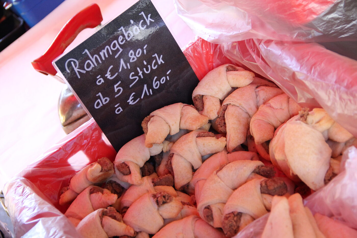 Burgenländisches Rahmgebäck am Marktstand mit Preisschild