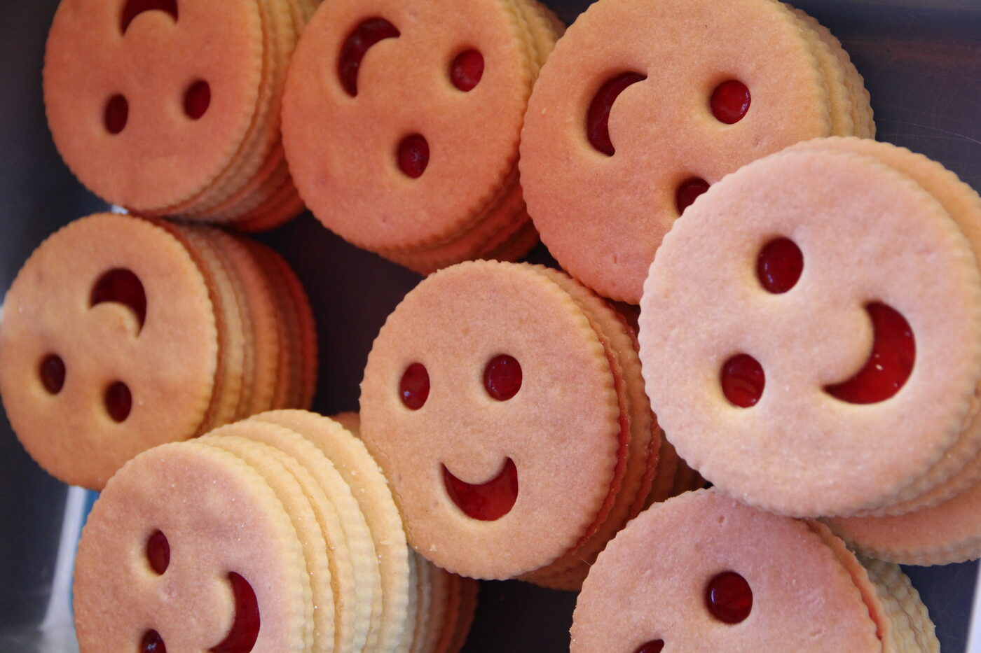 Lachende Smiley-Kekse mit Marmeladefüllung